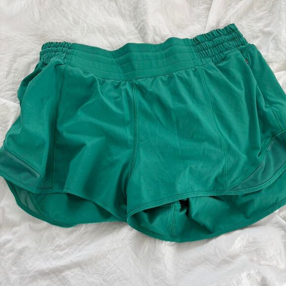 LULULEMON Hotty Hot Hi Rise 2.5 Sz 8 Women's Kelly Green Shorts Exclusive Color - Picture 1 of 2